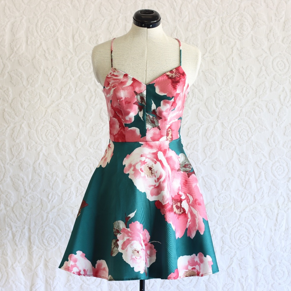 🥳 Closet Clear Out!! Party Social Green & Pink Floral Keyhole Lace Back Dress
